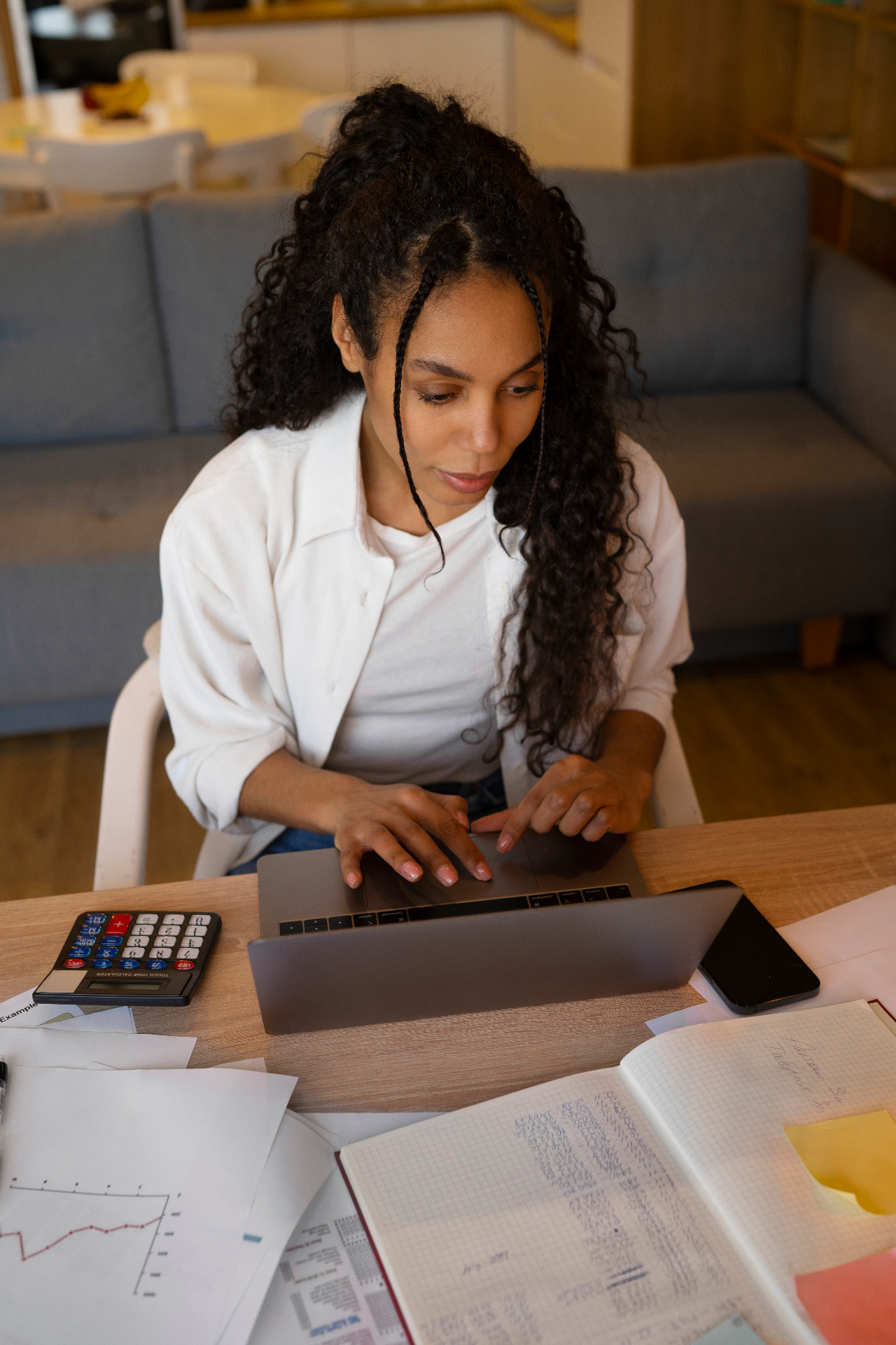 Mulher analisando suas finanças no notebook