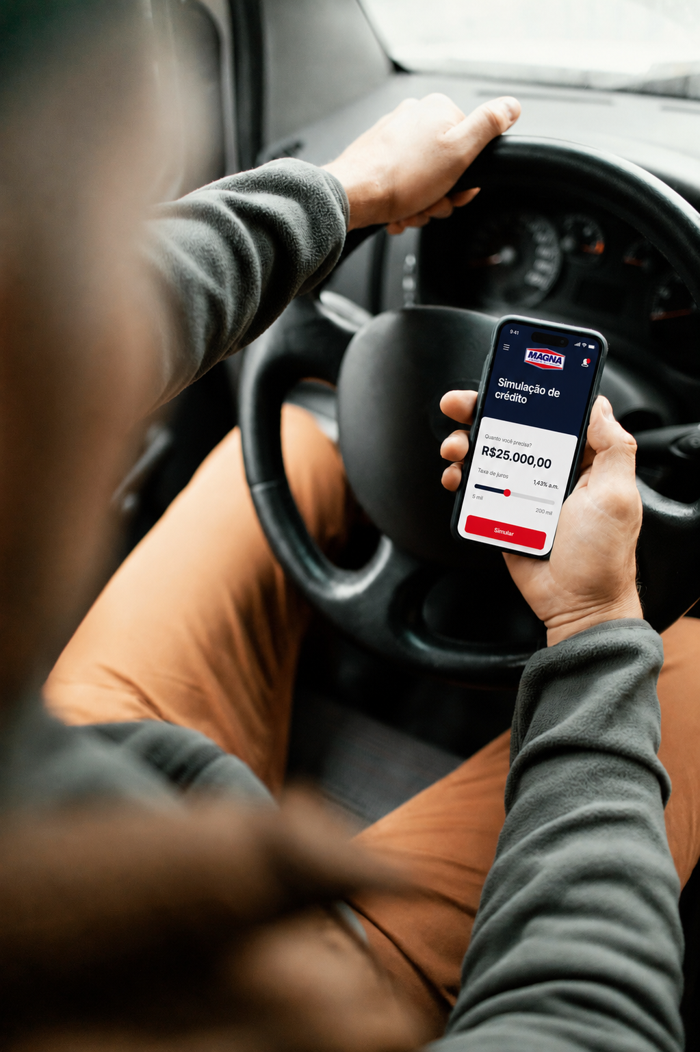 Pessoa simulando crédito no celular com app da Magna